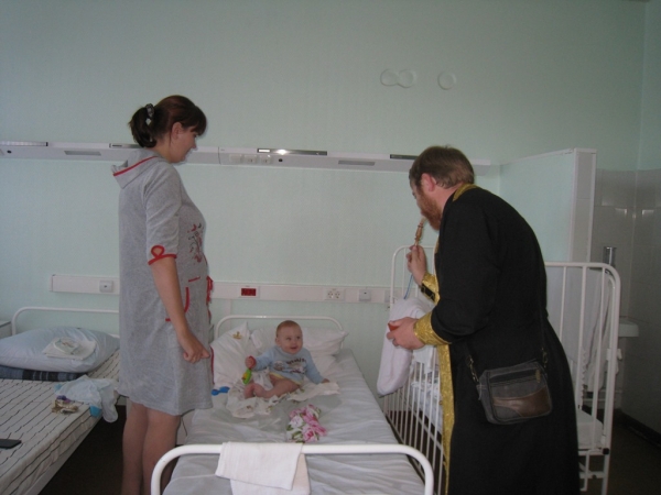 Коряжемский священник посетил Городскую больницу и родильное отделение