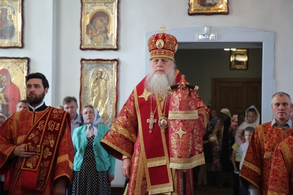 В день памяти свт. Алексия Московского епископ Василий совершил Божественную литургию в Свято-Лонгиновом храме г. Коряжме