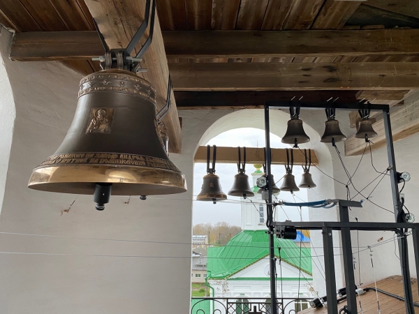 Новые колокола установлены на колокольню Свято-Стефановского Кафедрального Собора г. Котласа