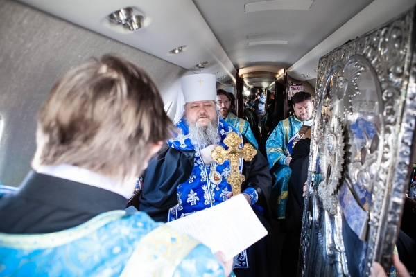Глава Архангельской митрополии совершил воздушный крестный ход над Архангельской областью