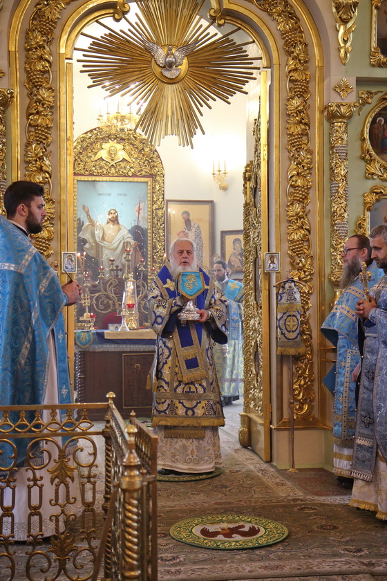 В день празднования Иверской иконы Божией Матери епископ Василий совершил Божественную литургию в Коряжме