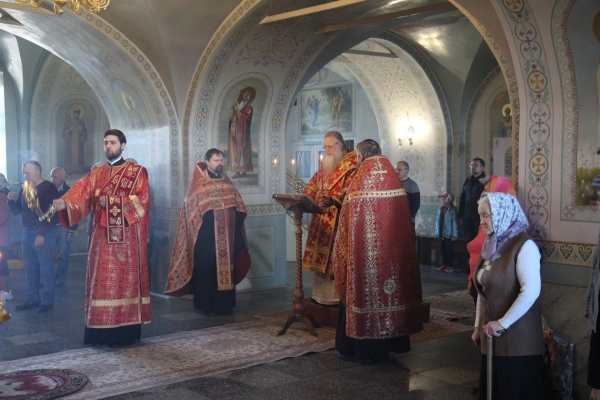 Епископ Василий совершил Всенощное бдение с чтением акафиста в Никольском храме г. Коряжмы 