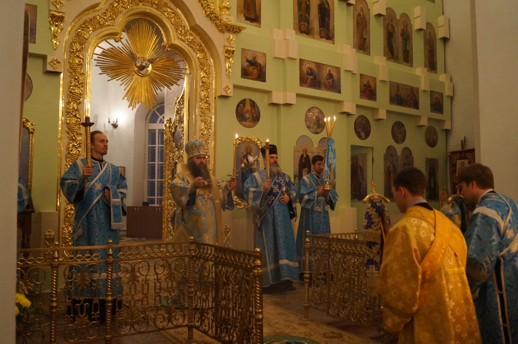Епископ Василий совершил Божественную Литургию в Свято-Лонгиновом храме г. Коряжмы.