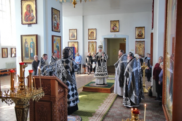Епископ Василий совершил Литургию Преждеосвященных Даров в Свято-Лонгиновом храме г. Коряжмы