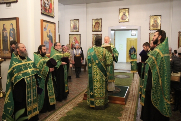 Накануне дня памяти прп. Лонгина Коряжемского епископ Василий совершил Всенощное бдение 