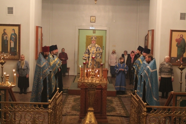 Накануне дня памяти иконы Божией Матери «Знамение» епископ Василий совершил Всенощное бдение в храме прп. Лонгина