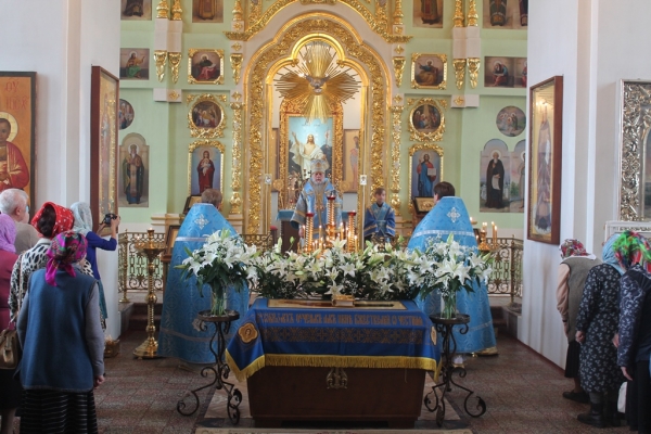 В праздник Успения Пресвятой Богородицы епископ Василий совершил Божественную литургию в храме прп. Лонгина Коряжемского г. Коряжма