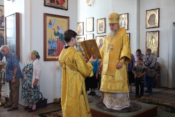 В день памяти прп. Антония Киево-Печерского епископ Василий совершил Литургию в Свято-Лонгиновом храме г. Коряжмы