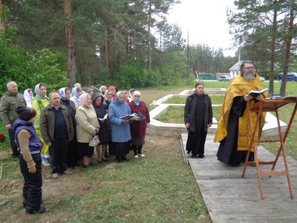 В д. Горка Муравьевская на месте строящегося храма совершен молебен