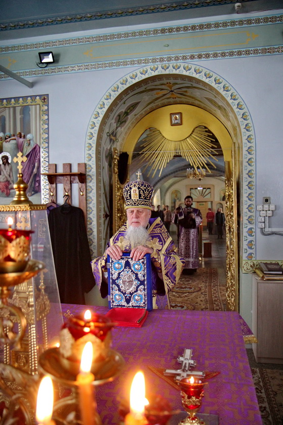 В день памяти иконы Божией Матери «Державная» епископ Василий совершил Литургию Преждеосвященных Даров 
