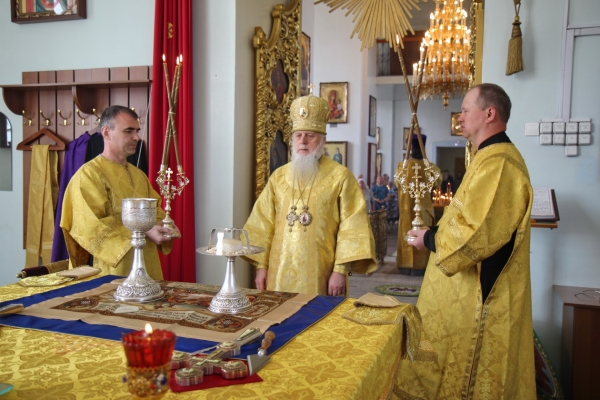 В день памяти прп. Онуфрия Великого епископ Василий совершил Божественную литургию в Коряжме