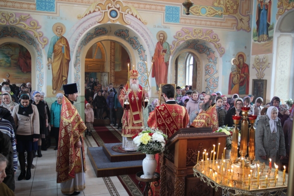 В неделю о самаряныне епископ Василий совершил Божественную литургию в Котласе