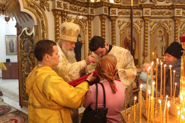 Епископ Василий совершил Божественную литургию в Никольском храме г. Котласа