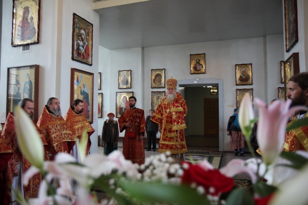 В день памяти равноапостольных Мефодия и Кирилла епископ Василий совершил Божественную литургию в Коряжме