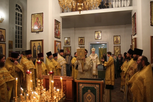 В Новогоднюю ночь епископ Василий совершил Литургию в Свято-Лонгиновом храме г. Коряжмы