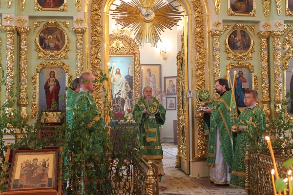 В праздник Святой Троицы епископ Василий совершил Божественную литургию в Коряжме