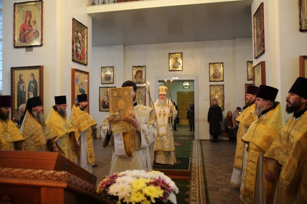 В день памяти свт. Иоанна Златоустого епископ Василий совершил Божественную литургию в Коряжме
