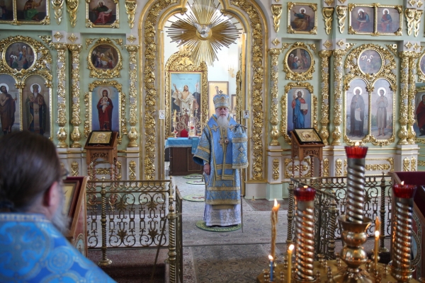 В день памяти Смоленской иконы Божией Матери епископ Василий совершил Божественную литургию в Коряжме