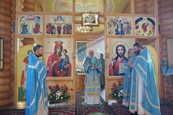 В Неделю 16-ю по Пятидесятнице епископ Василий совершил Божественную литургию в д. Заручевская
