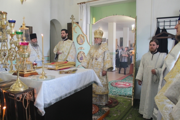 Епископ Василий совершил Литургию в храме прп. Серафима Саровского п. Коноша