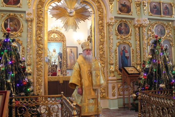 В неделю святых праотец епископ Василий совершил Божественную литургию