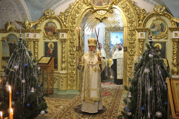 Епископ Василий совершил Всенощное бдение накануне дня памяти свт. Василия Великого 