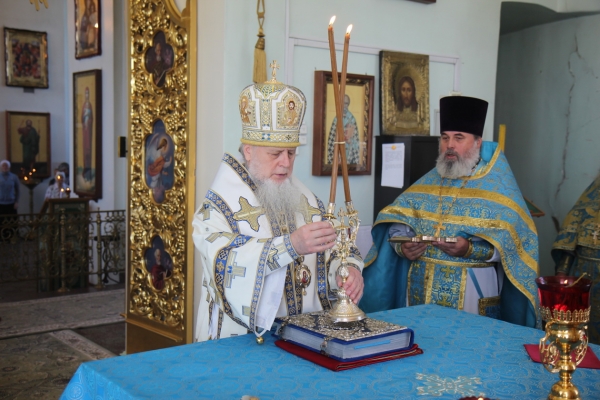 В день памяти Смоленской иконы Божией Матери епископ Василий совершил Божественную литургию 