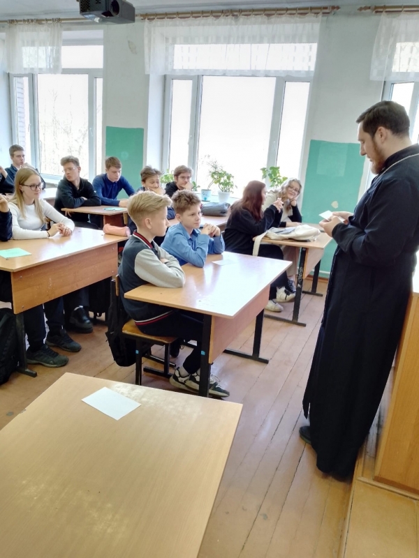 В рамках программы «Разговоры о важном» священник пообщался с учениками первой школы г. Вельска