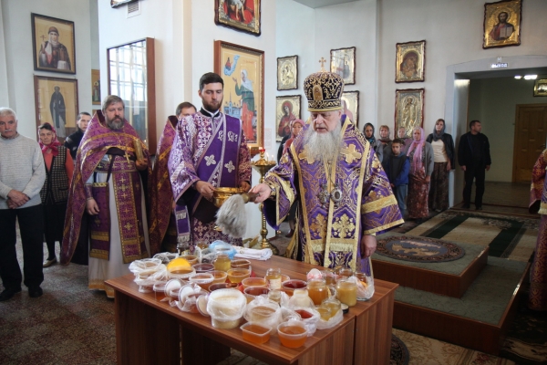 В праздник Происхождения Честных Древ Животворящего Креста Господня епископ Василий совершил Божественную литургию 
