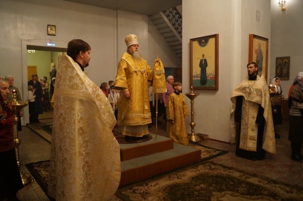 Епископ Котласский и Вельский Василий совершил Всенощное бдение накануне недели 23-й по Пятидесятнице