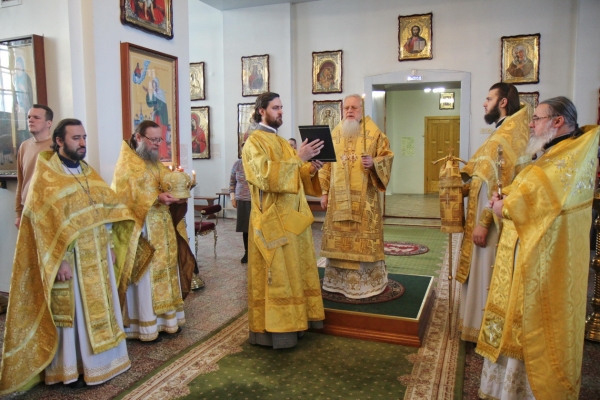 В день памяти святого праведного Иоанна Кронштадтского епископ Василий совершил Божественную литургию в Коряжме 