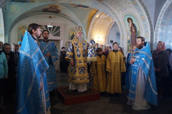 В праздник Похвалы Пресвятой Богородицы епископ Василий совершил Божественную литургию в Свято-Никольском храме г. Коряжма