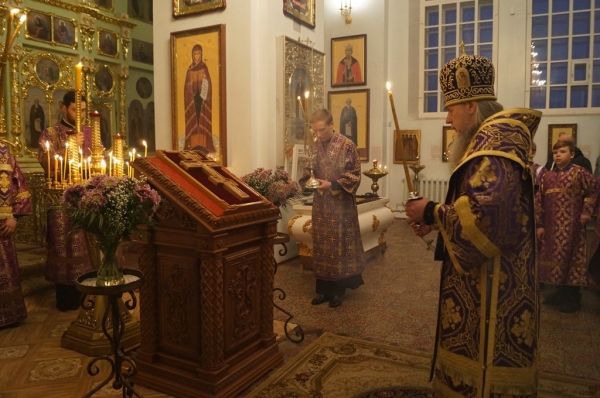 Накануне недели Крестопоклонной епископ Василий совершил Всенощное бдение в Свято-Лонгиновом храме
