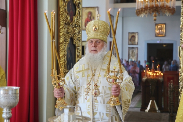 В день памяти сщмч. Вениамина Петроградского епископ Василий совершил Божественную литургию в Коряжме
