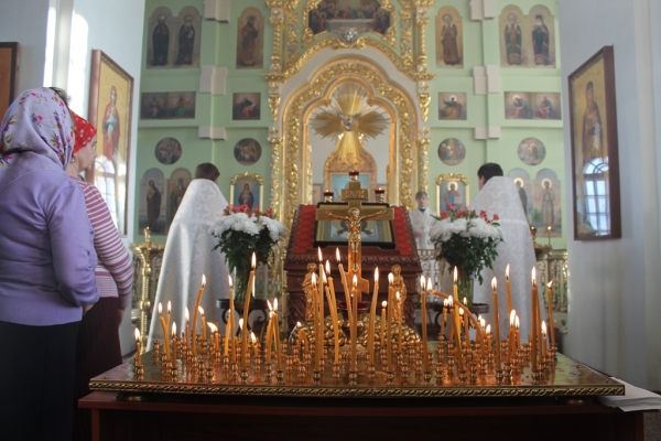 В Димитриевскую родительскую субботу епископ Василий совершил Божественную литургию и панихиду