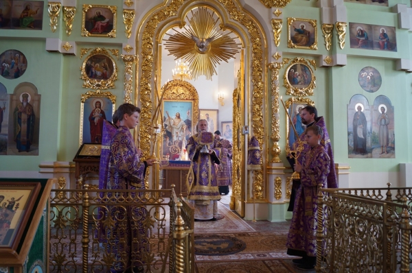 В праздник Воздвижения Креста Господня епископ Василий совершил Божественную литургию в Свято-Лонгиновом храме г. Коряжма
