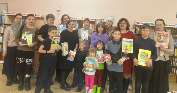 Воспитанники Воскресной школы подарили православные книги библиотекам Котласа