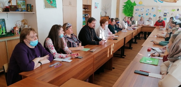 Священник встретился с педагогами школ города Коряжмы