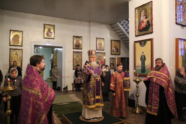 Накануне второй недели Великого Поста епископ Василий совершил Всенощное бдение в храме прп. Лонгина Коряжемского