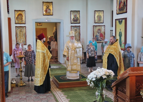 Накануне дня памяти апостолов Петра и Павла епископ Василий совершил Всенощное бдение в Коряжме