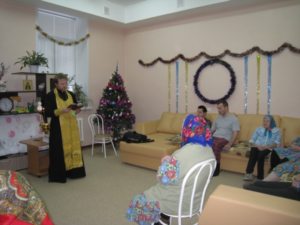 Коряжемский священник посетил дом престарелых