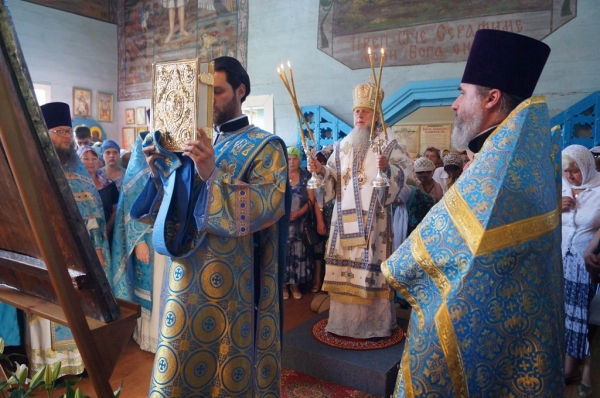 В день памяти Смоленской иконы Божией Матери епископ Василий совершил Божественную литургию в Туровце