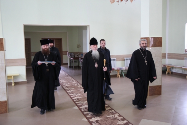 Епископ Василий посетил строящийся храм в Октябрьском