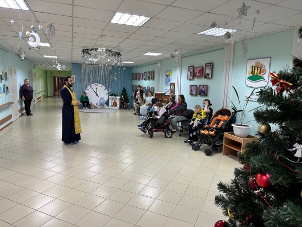 Руководитель социального отдела причастил Святых Христовых Таин детей в Котласском Реабилитационном центре