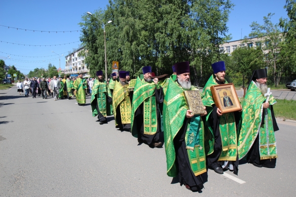 Епископ Василий возглавил крестный ход в Коряжме с веригами и власяницей прп. Лонгина Коряжемского 