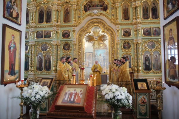 В праздник Собора Трех Святителей епископ Василий совершил Божественную литургию в Коряжме