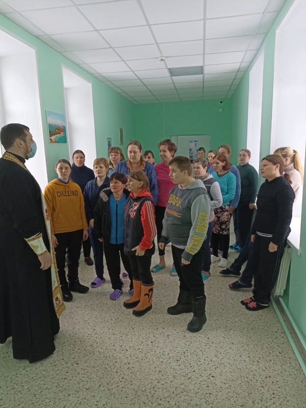 Вельский священник поздравил с Рождеством Христовым и Богоявлением насельников ПНИ