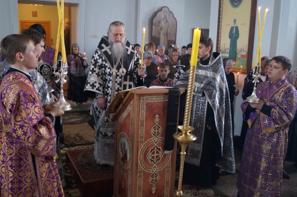 Епископ Василий совершил утреню с чтением 12-ти Страстных Евангелий в храме прп. Лонгина Коряжемского