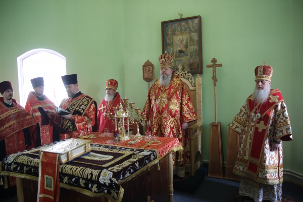 Архиереи Архангельской митрополии совершили Великую вечерню в Казанском храме п. Октябрьский