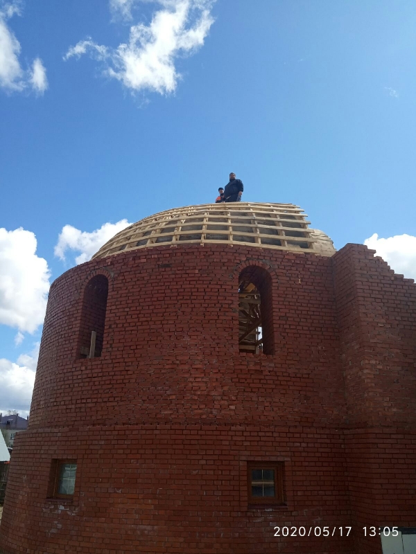 В Коноше идет строительство крыши над алтарем нового храма 